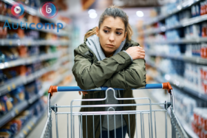 Mulher triste no supermercado